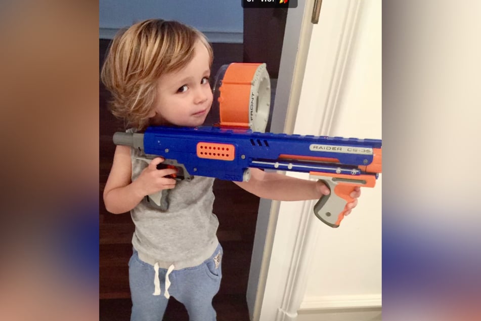 Sohn Rocco Ernesto (12) als vierjähriger Bub mit einem Spielzeug-Gewehr.
