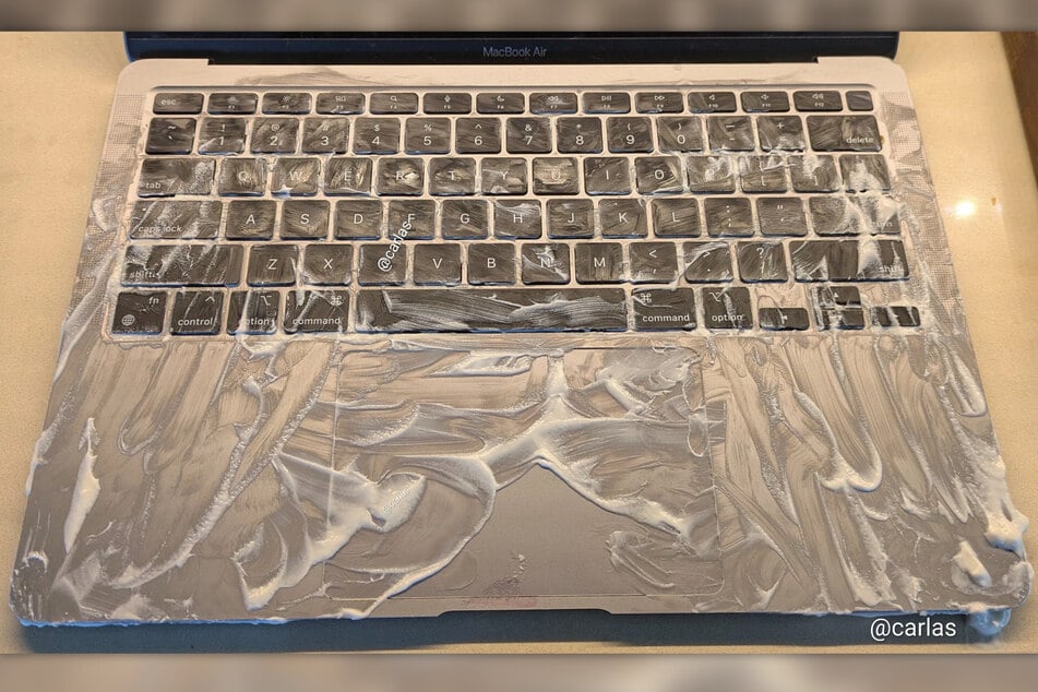 El portátil de un padre estadounidense fue "embellecido" por su hija con yogur.