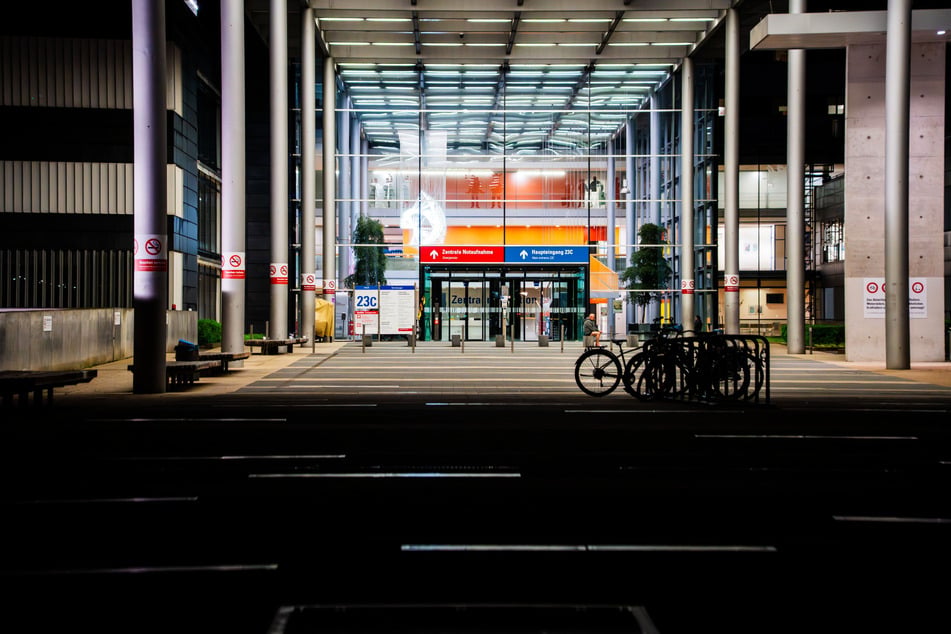 An der Uniklinik sollen die Betroffenen weiter untersucht und dann in die jeweiligen Bundesländer zur Quarantäne gebracht werden.