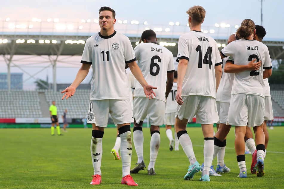 Deutschlands Said El Mala (Nr. 11) steuerte zwei Treffer bei - das reichte Deutschlands U19 gegen England aber nicht.
