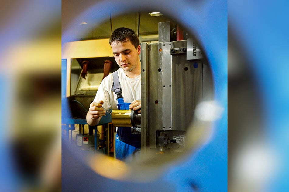 Ein Werkzeugmechaniker bei der Arbeit - in diesem Beruf gibt es noch gute Chancen auf eine Lehrstelle.
