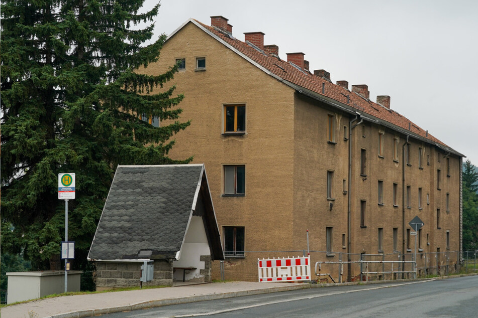 Ein leerstehender Altneubau in der Clara-Zetkin-Straße in Schwarzenberg.