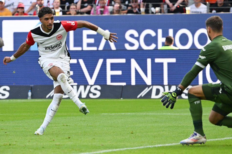 Zehn Minuten nach Wiederanpfiff war es dann endlich soweit: Omar Marmoush (l.) durfte nach seinem Bekenntnis zur SGE seinen Treffer bejubeln.