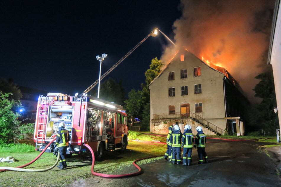 Dachstuhlbrand in Johanngeorgenstadt: Als die Feuerwehren eintrafen, stand das Dach bereits in Vollbrand und die Flammen schlugen in den Himmel.