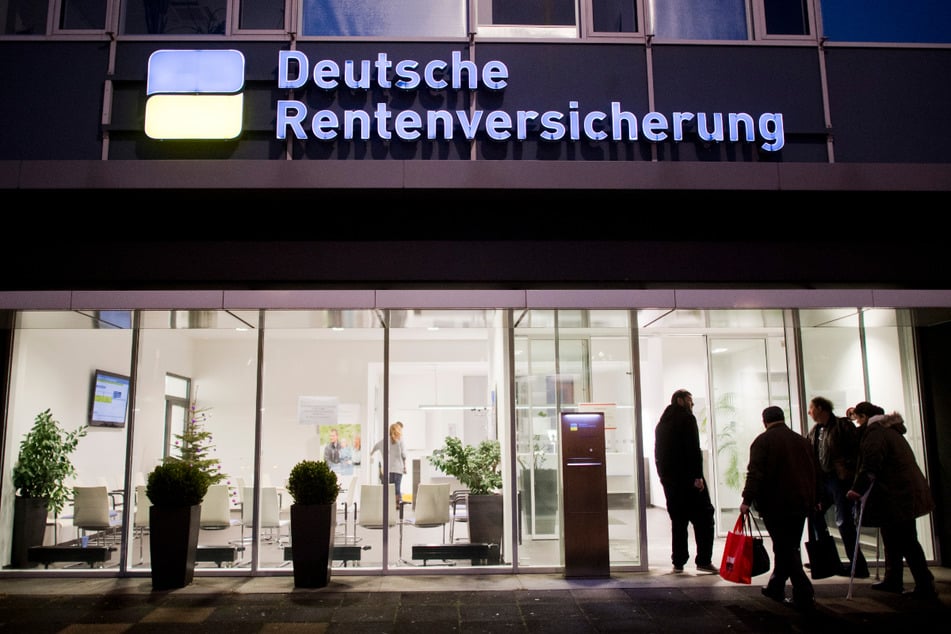 Die Kommission will den Kreis der Versicherten in der gesetzlichen Rentenversicherung deutlich ausweiten - Beamte sollen aber explizit nicht integriert werden. (Symbolfoto)