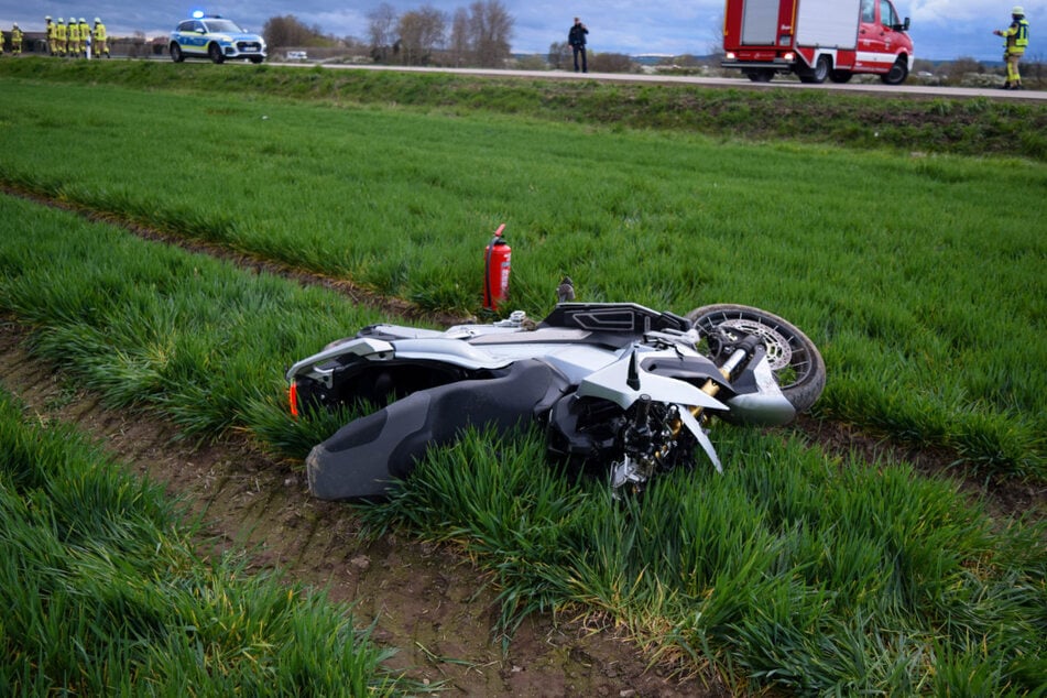 Aus bislang ungeklärter Ursache ist am Ostermontag ein 41-jähriger Biker mit seinem Fahrzeug von der Straße abgekommen und ums Leben gekommen.