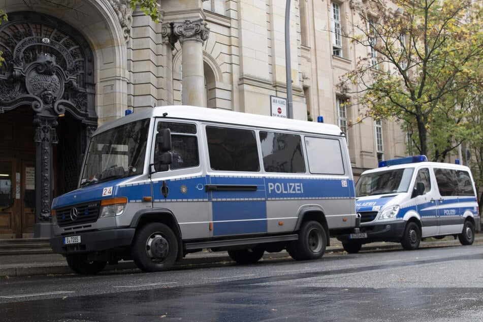 Gerichtsprozesse in Berlin: Ein Polizeiwagen steht vor dem Kriminalgericht in Moabit.