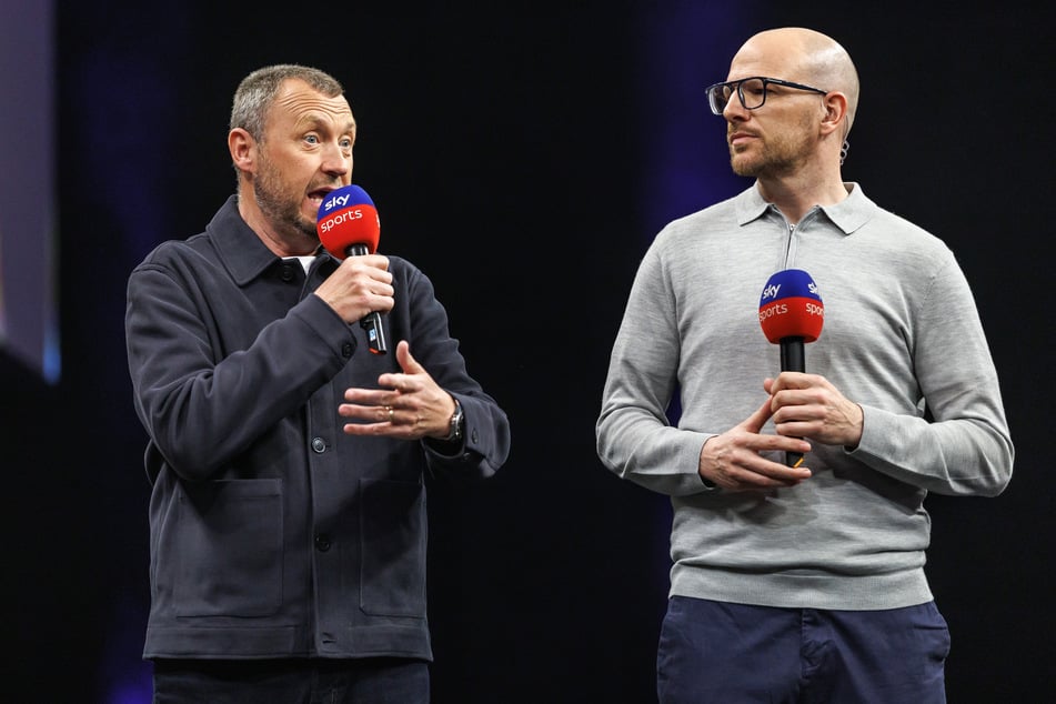 Mark Webster (42, r.) und Wayne Mardle (52) im April 2025 bei der Darts Premier League in Berlin.