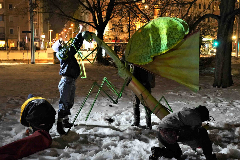 Die Künstler beim Aufbau von "Baszd Meg Pillangót".
