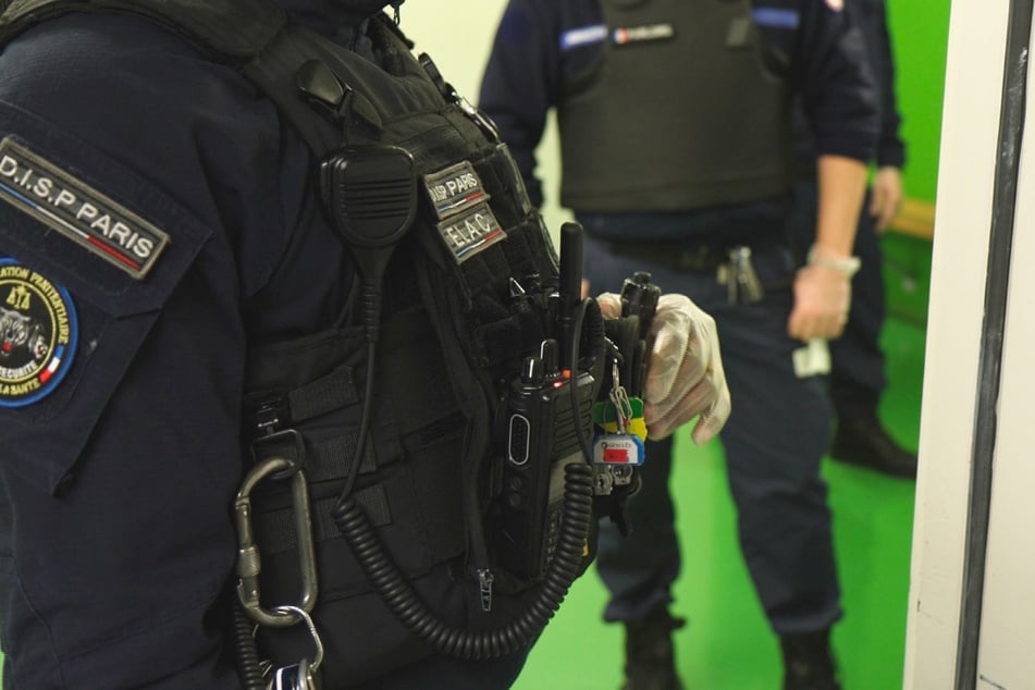 Die Justizbeamten müssen häufig in voller Montur anrücken - auch, um sich vor gewalttätigen Übergriffen zu schützen.