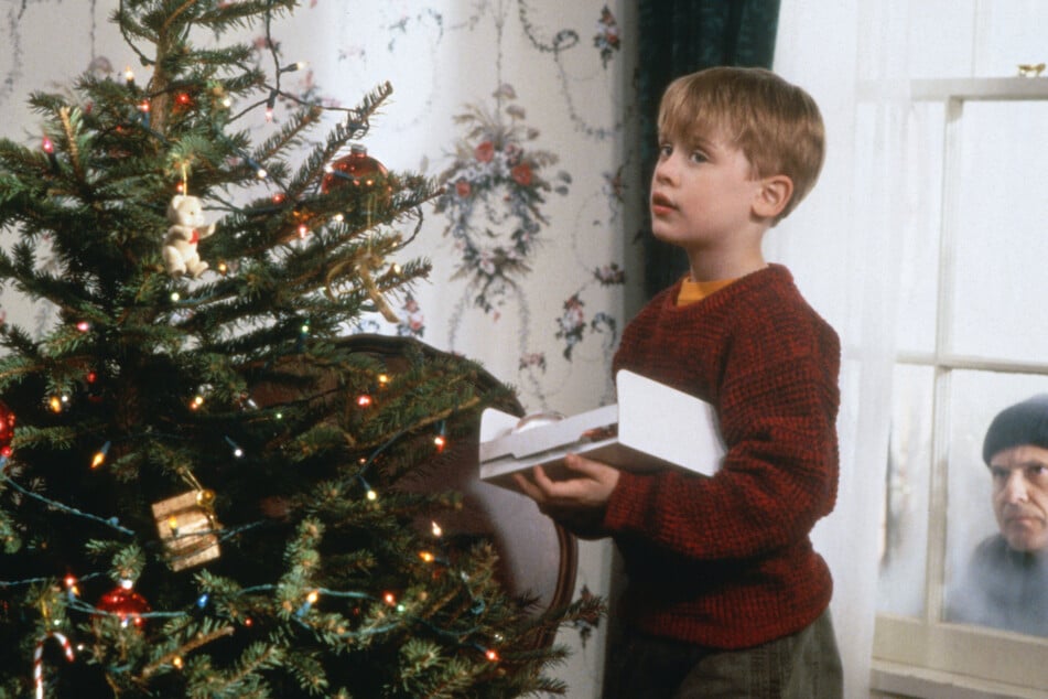 Wie man sehen kann, spielt "Kevin allein zu Haus" zu Weihnachten. Der Weihnachtsbaum ist echt, den hat sich der Knabe aus dem Garten des Anwesens geholt.