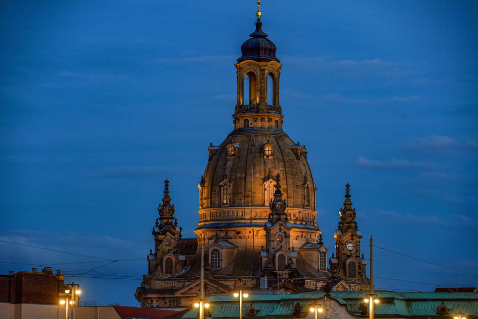 Die Stadt geht mit gutem Beispiel voran. Ab dem 21. August wird die abendliche Außenbeleuchtung der Frauenkirche abgeschaltet.