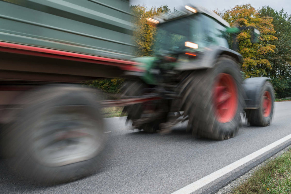 Der Fahranfänger musste nach dem Frontalzusammenstoß mit dem Traktor per Rettungshubschrauber in ein Krankenhaus gebracht werden. (Symbolfoto)