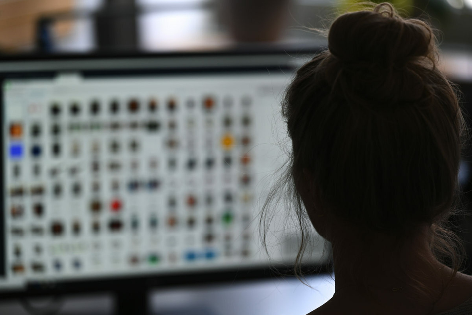Eine Ermittlerin der Polizei wertet Fotos auf der Suche nach Kinderpornografie und Fällen von sexuellem Missbrauch aus. Um solche Fälle noch intensiver verfolgen zu können, ist das Landeskriminalamt laut Barbara Slowik deutlich verstärkt worden.