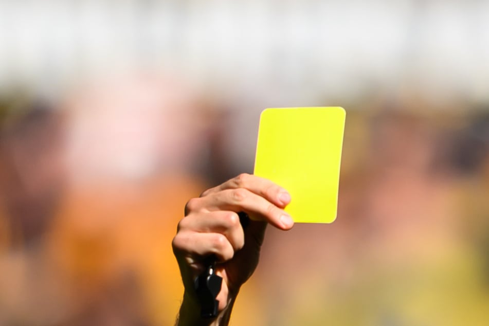 Wegen einer strittigen Gelben Karte kam es im rheinland-pfälzischen Landau am Sonntagnachmittag zu einer handfesten Auseinandersetzung zwischen zwei Zuschauern. (Symbolbild)