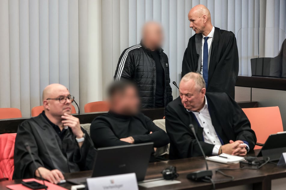 Vor dem Wuppertaler Amtsgericht wird den mutmaßlichen Erpressern der Prozess gemacht.