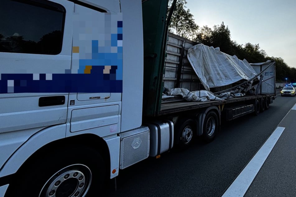 Kuriosität sorgt für "ungläubiges Staunen": Lkw bleibt mit Anhänger-Wrack liegen