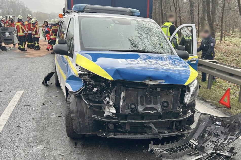 Der Polizeiwagen ist schwer beschädigt worden.