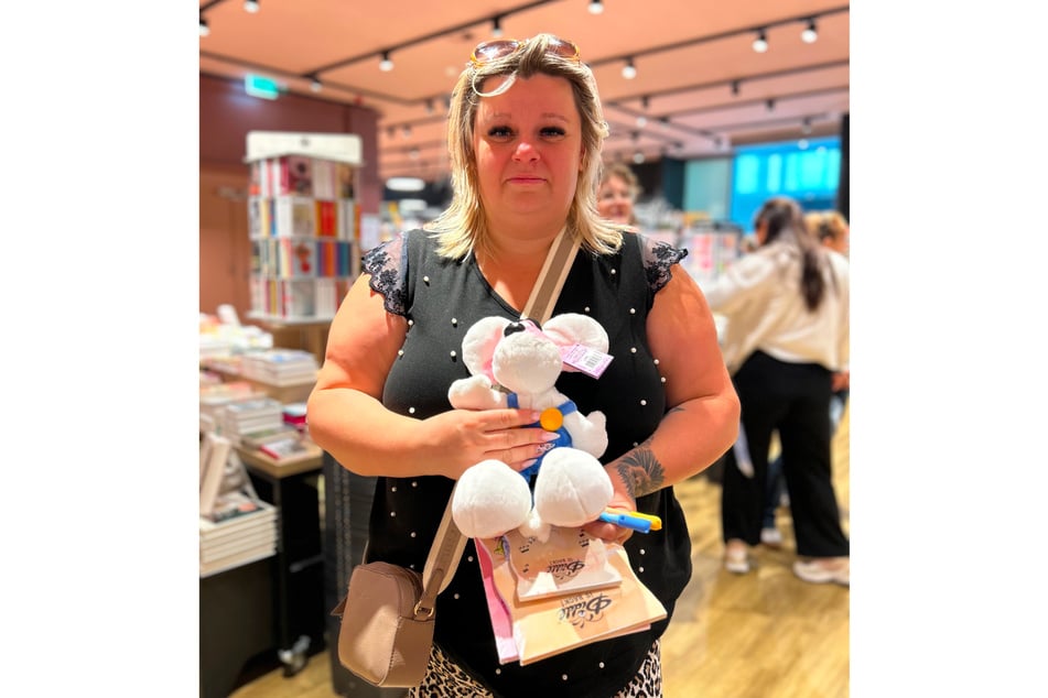 Diddl-Fan und Mama Lisa (35) hat ebenfalls noch etwas im "Haus des Buches" abstauben können, bevor in dem Aufsteller gähnende Leere herrschte.