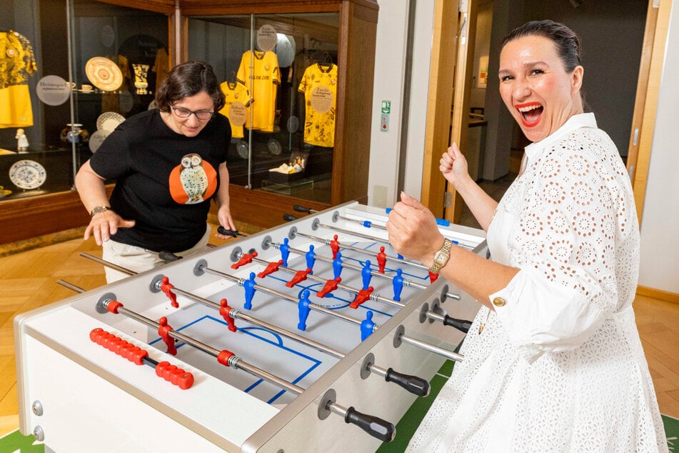 Dynamo steckt an: Marketing-Managerin Annika Koch (42, r.) und Stiftungs-Kuratorin Susanne Bochmann (50) kickern um den Sieg.