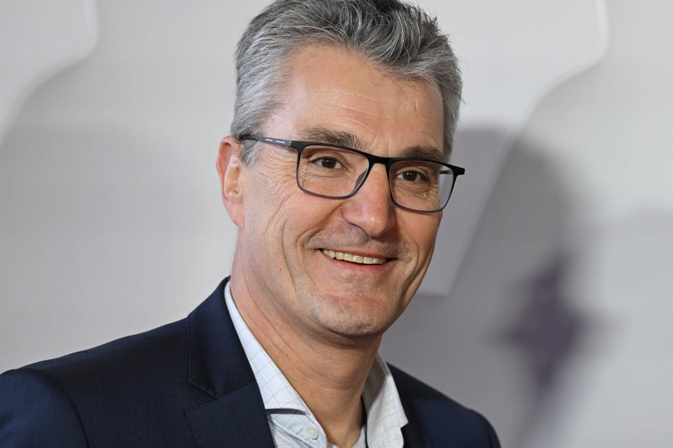 Knut Kircher (56), ehemaliger Schiedsrichter und jetzt Geschäftsführer bei der DFB Schiri GmbH, musste auch einsehen, dass die neue Regel nicht gut ankommt.