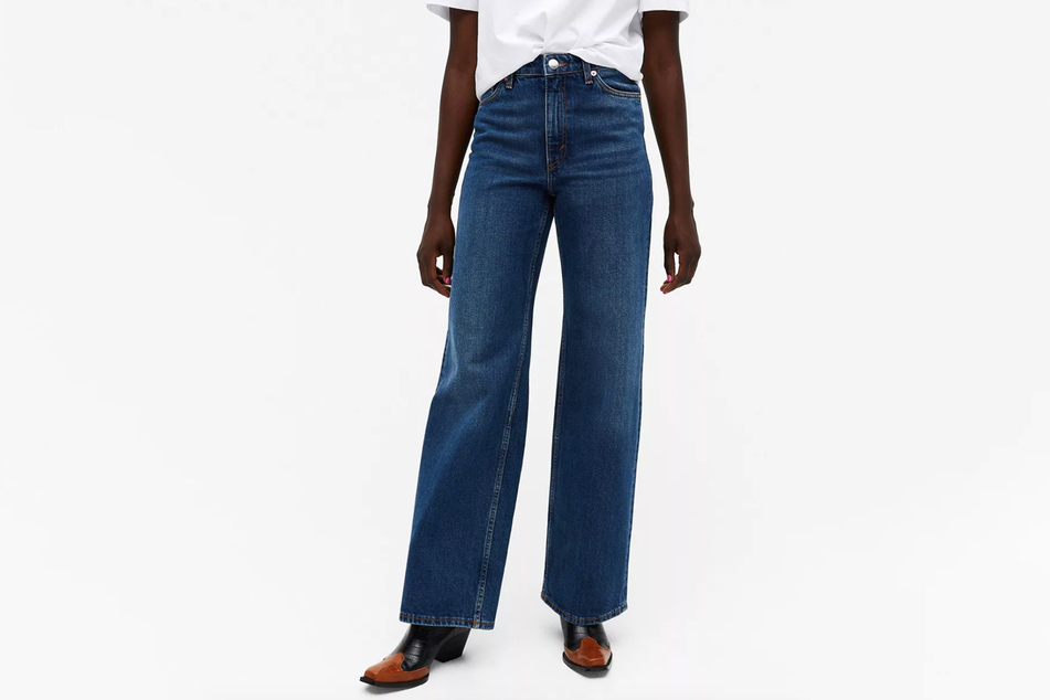 Eine ASOS Wide-Leg-Jeans von in dunklem Farbton sorgt für eine schlanke Figur.