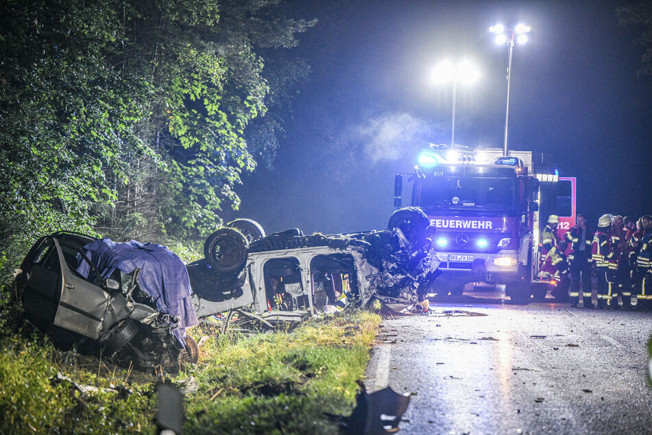 Rettungskräfte arbeiten an der Unfallstelle auf der Staatsstraße 2220 bei Dinkelsbühl, wo zwei Menschen in ihrem Skoda (l.) ums Leben gekommen sind.