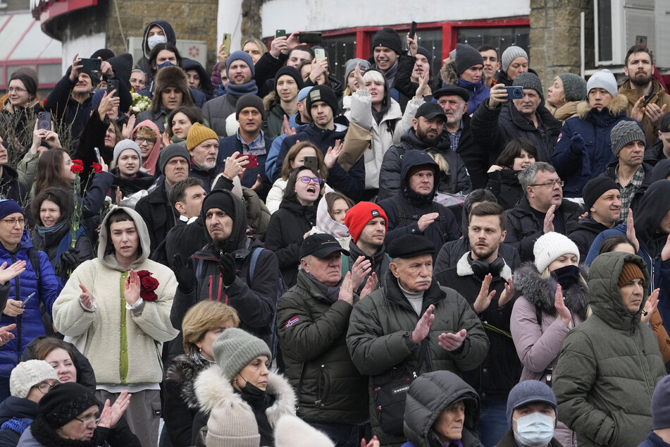 Menschen versammeln sich an der Kirche zu Ehren der Gottesmutterikone "Lindere meine Trauer" im südöstlichen Bezirk Marjino. Bei der Verabschiedung des im Straflager gestorbenen Kremlgegners Alexej Nawalny haben Menschen offen gegen Präsident Wladimir Putin protestiert.