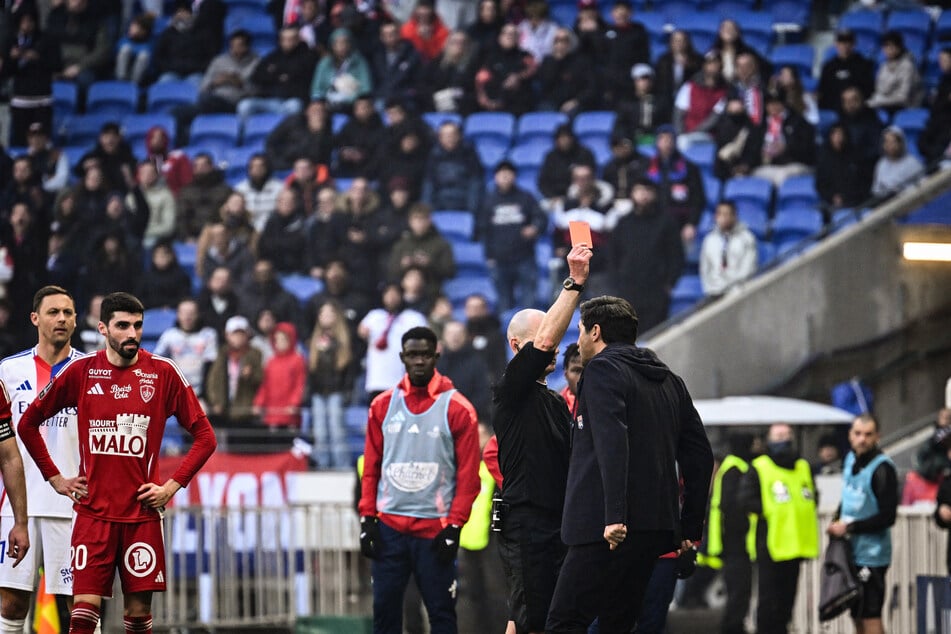 Paulo Fonseca (52, r.) war mit einem potenziellen Elfmeterpfiff gegen sein Team völlig außer sich.