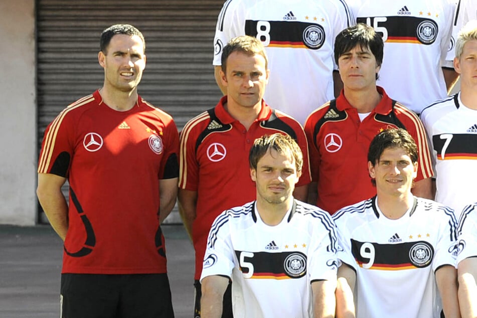 Heiko Westermann (heute 40, z.l.) und Hansi Flick (heute 59, mittlere Reihe, 2.v.l.) 2008 auf einem Mannschaftsbild der deutschen Nationalmannschaft. (Archivfoto)