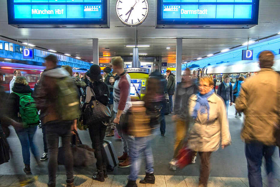 Pendler beim Umsteigen an einem niedersächsischen Bahnhof.
