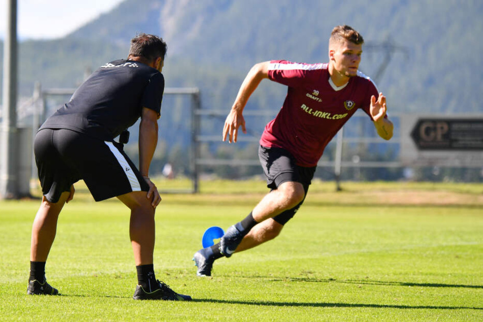 Trainer Cristian Fiel feuert im Trainingslager in Österreich Kevin Ehlers während einer Einheit an.
