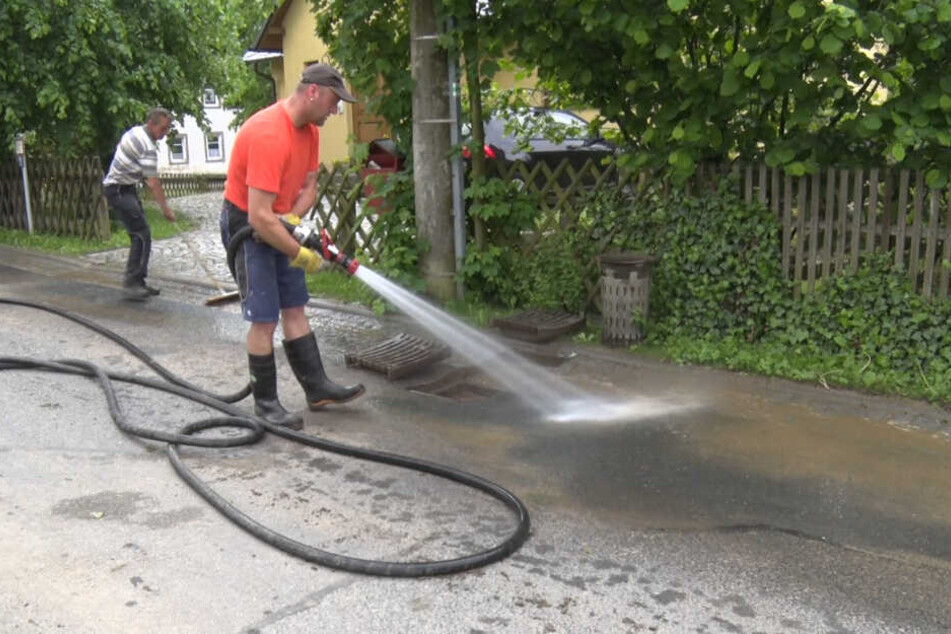 In Schlettau müssen die Straßen von Schlamm befreit werden.