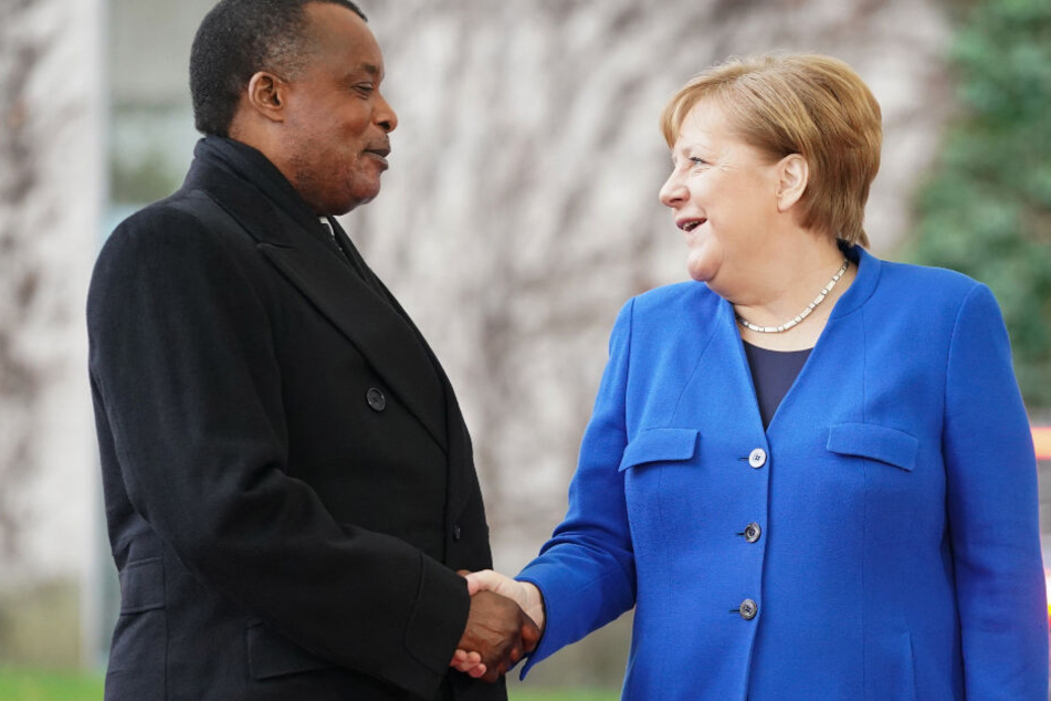 Bundeskanzlerin Angela Merkel (CDU) empfängt Denis Sassou-Nguesso, Präsident der Republik Kongo, vor dem Bundeskanzleramt zur Libyen-Konferenz.