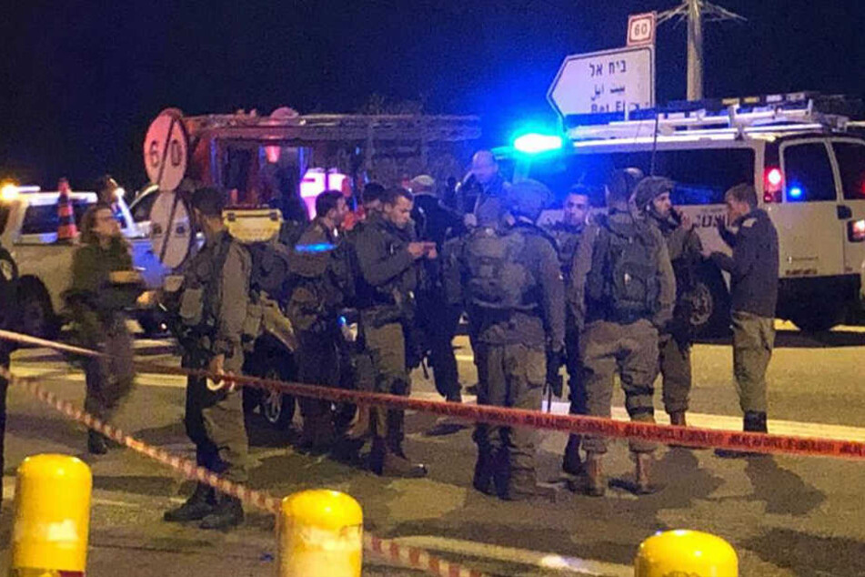 Die israelische Armee sicherte den Ort des Anschlags, sucht nach den Angreifern.