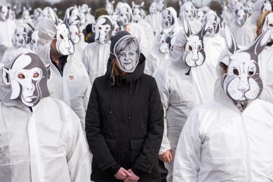 Tierschützer demonstrieren mit Masken in der Innenstadt.