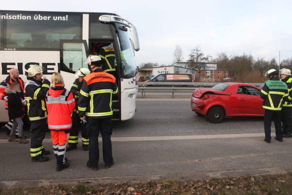 Der Reisebus fuhr auf den roten Opel auf.