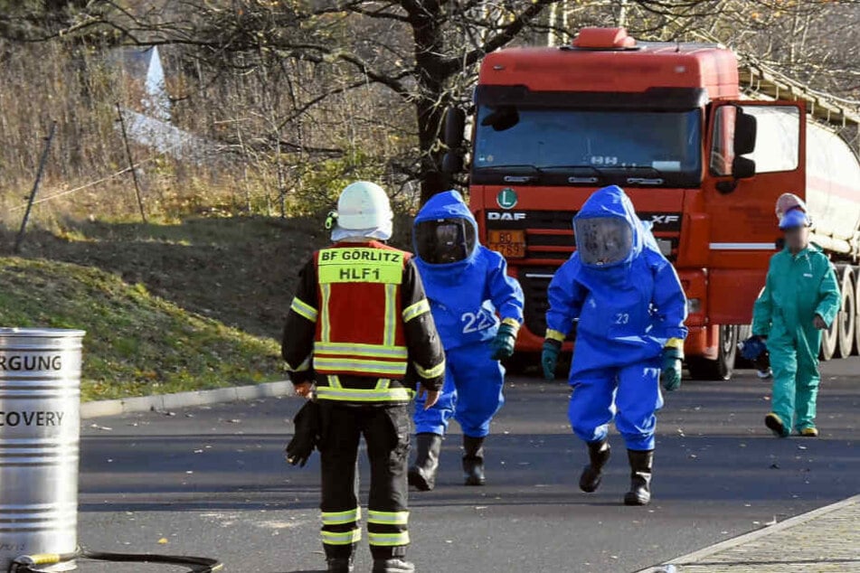 Einige Einsatzkräfte waren mit Schutzanzügen bekleidet.