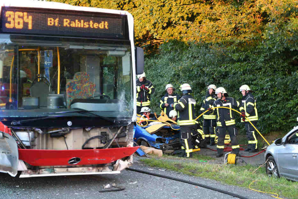 Der Linienbus kollidierte mit zwei Autos.