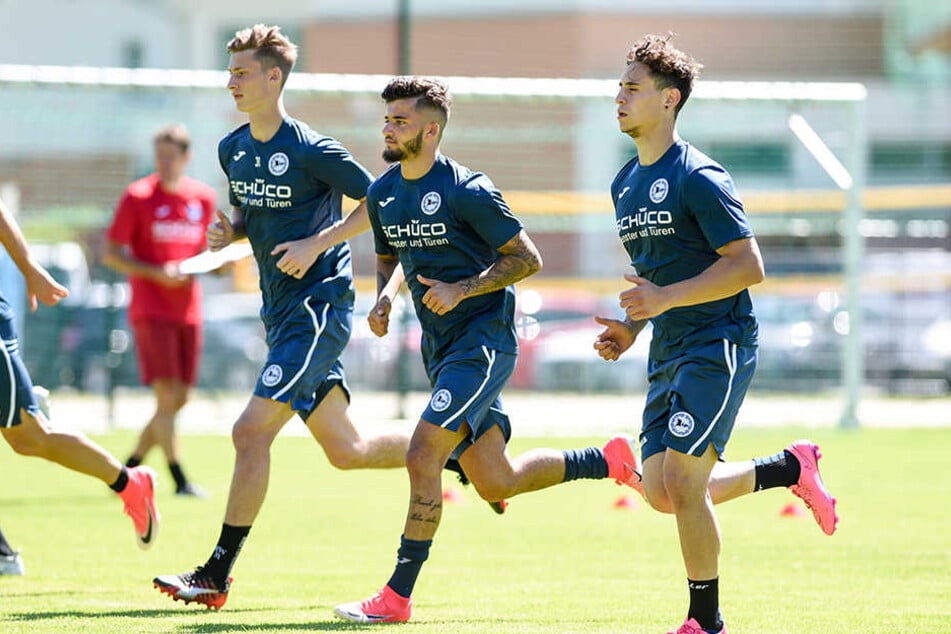 Henri Weigelt (v.l.), Keanu Staude und Mert Cingöz laufen gemeinsam im Trainingslager in Österreich.
