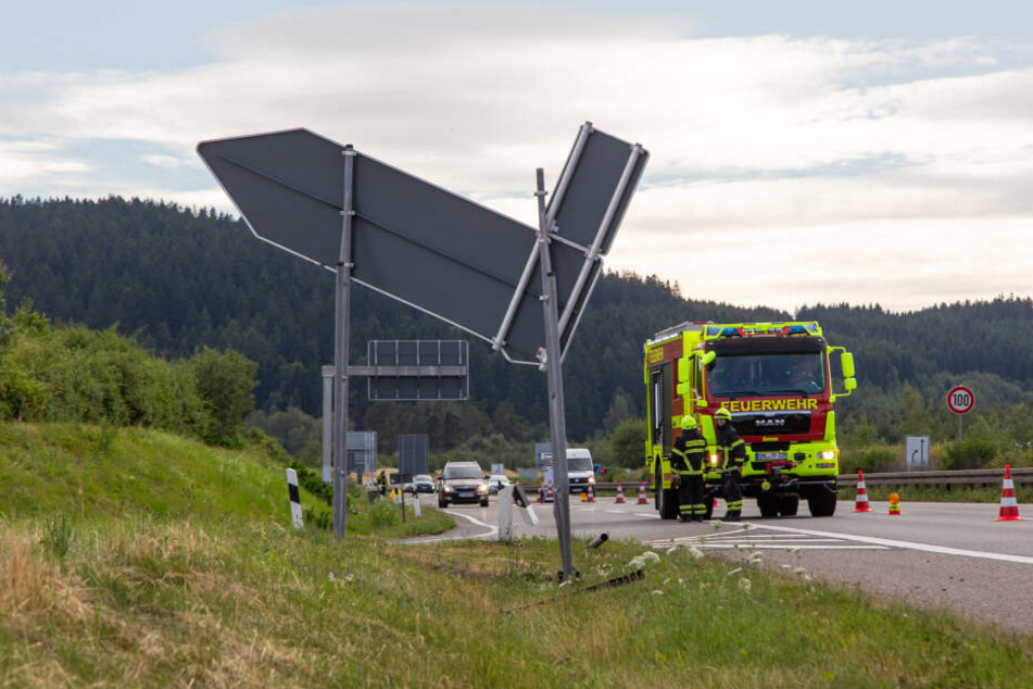 Das Ausfahrtsschild war nach dem Unfall nicht mehr an Ort und Stelle.