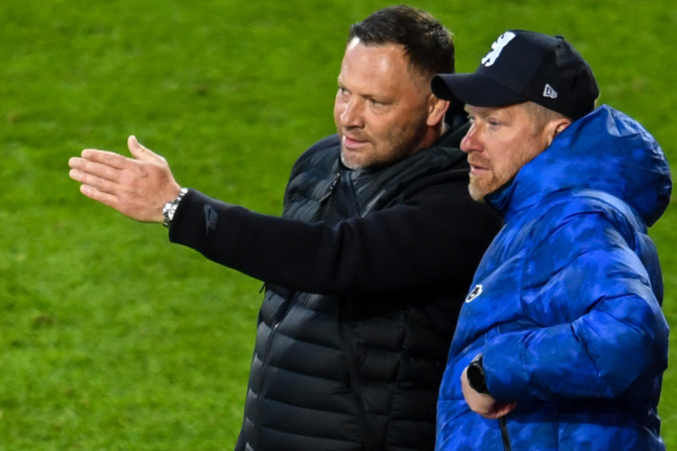 Hertha-Coach Pal Dardai und sein Co-Trainer Zecke Neuendorf (r.). Dardai waren mit dem Auftritt ihrer Mannschaft im Stadtderby überhaupt nicht zufrieden.
