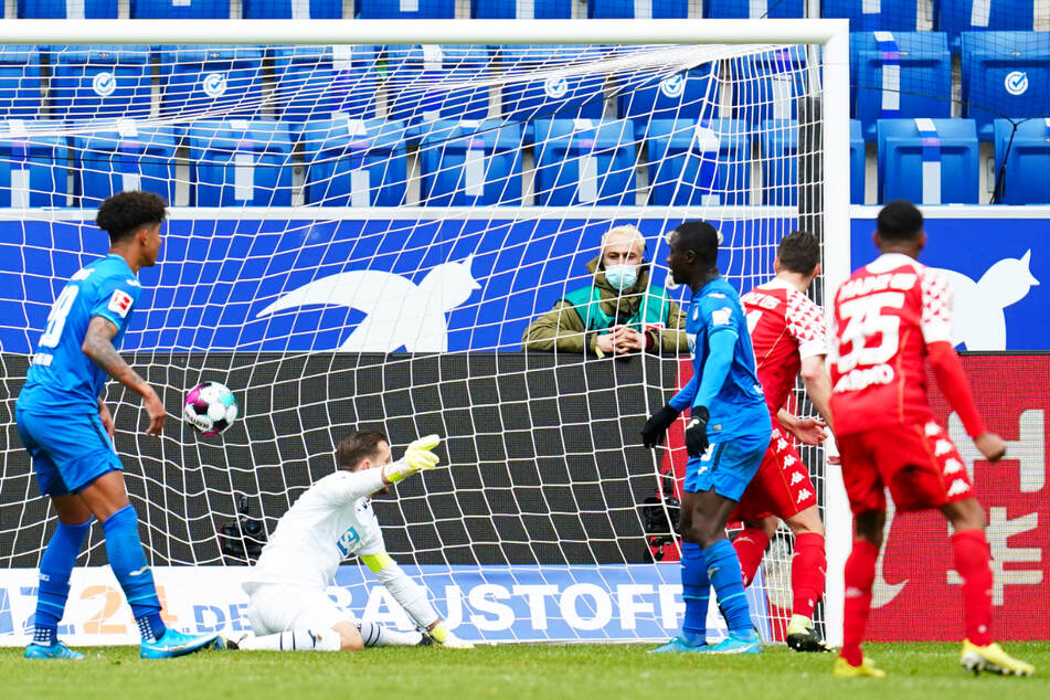 Der Siegtreffer: Dominik Kohr (2.v.r.) erzielt das 2:1 für den 1. FSV Mainz 05. Hoffenheims Keeper Oliver Baumann (2.v.l.) ist machtlos.