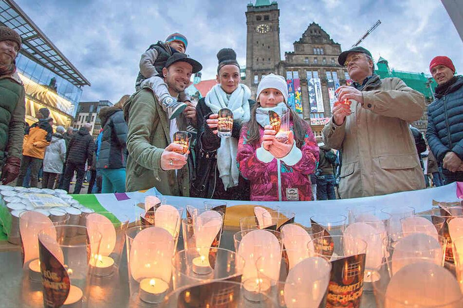 Kerzen für den Frieden: Am Abend soll eine große Friedenstaube zum Leuchten gebracht werden.