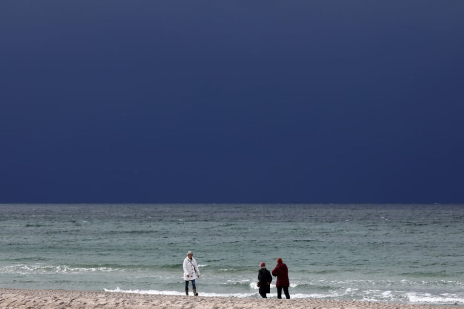 Tief "Bennet" zieht über Deutschland hinweg und sorgt für stürmisches Wetter – und eindrucksvolle Bilder von der Küste, wie hier in Warnemünde.