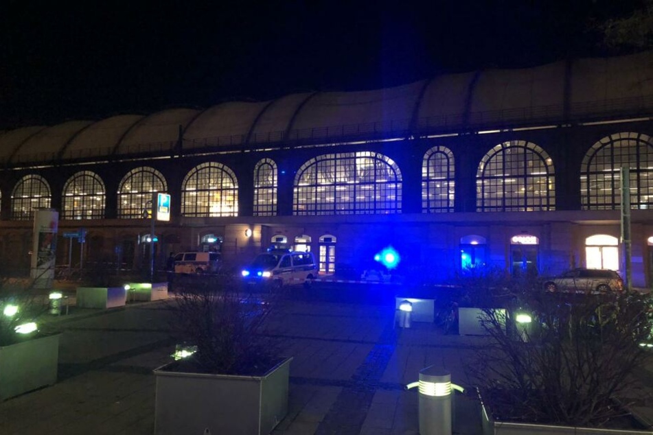 Einsatzfahrzeuge der Bundespolizei stehen am Dresdner Hauptbahnhof.
