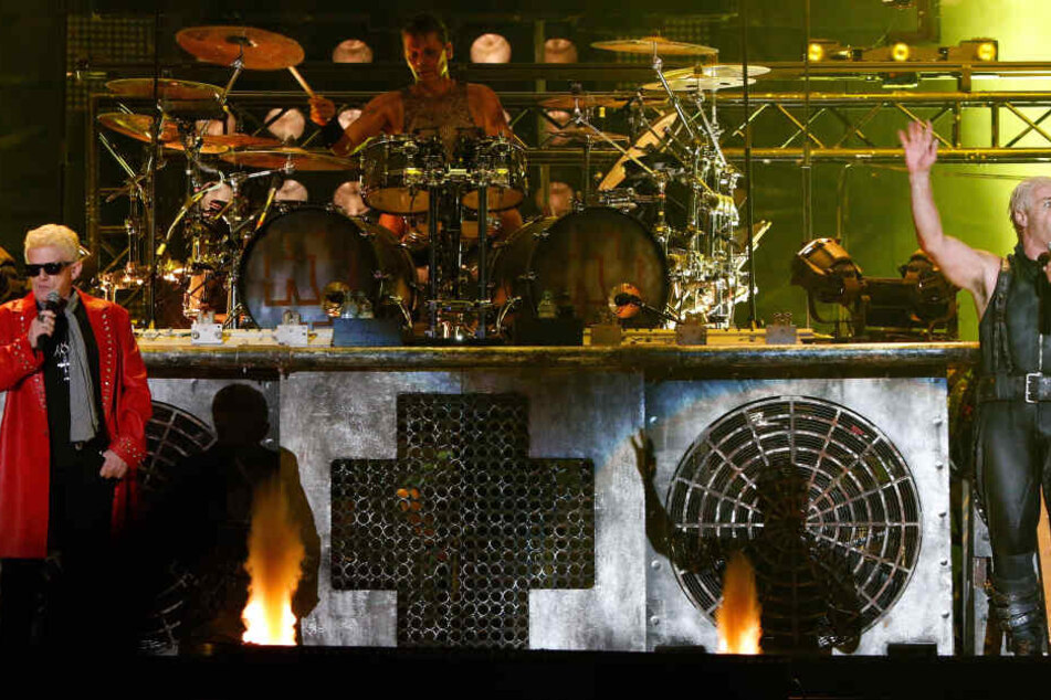 Sänger Heino steht für ein Lied gemeinsam mit den Musikern der Gruppe Rammstein auf der Bühne. (Archivbild)