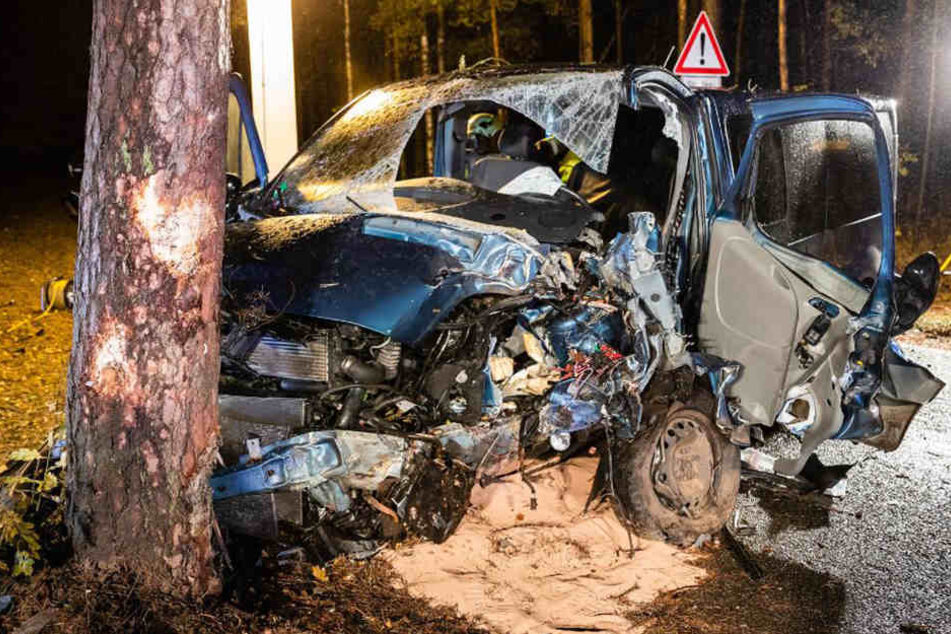 Die Renault-Fahrerin musste aus dem Wrack befreit werden.