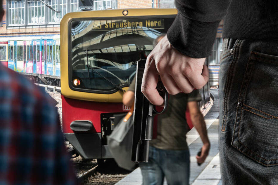 Der bewaffnete Mann war am Berliner Ostbahnhof unterwegs. (Bildmontage)