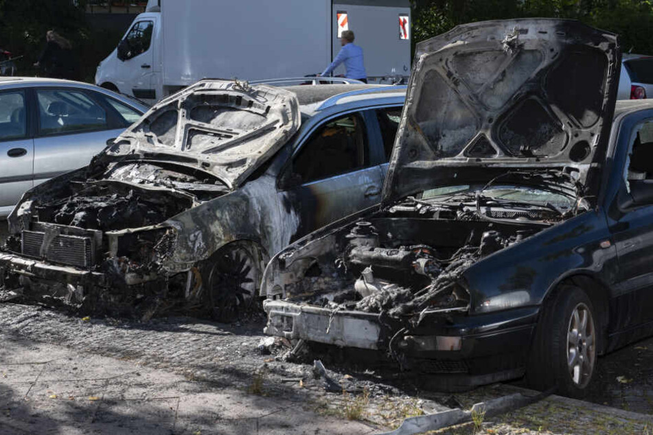 Zwei ausgebrannte Pkw stehen im Hansaviertel an der Bartningallee.